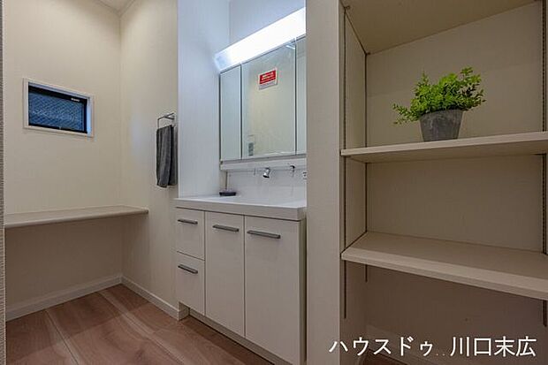 身支度がスムーズに行える三面鏡付きの洗面化粧台。鏡裏やサイドの可動棚など豊富な収納力を備え、洗面周りを清潔に保つことができます。