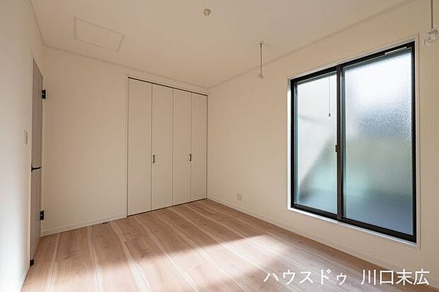 プライベートな時間を過ごす洋室。クローゼットを備えており、衣類や小物を整理整頓することで、空間を有効に活用できます。