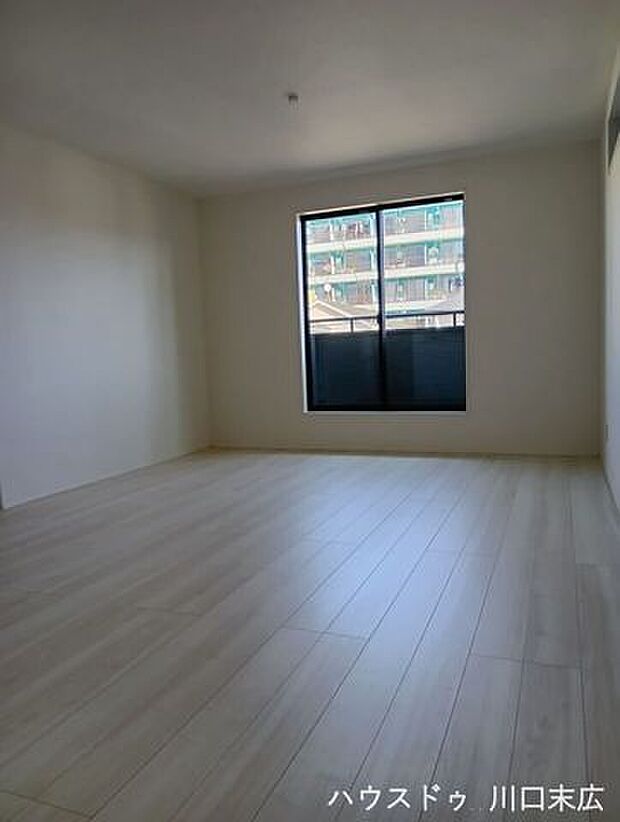 18帖の大空間LDKの先には、外の空気を感じられるバルコニーが続いています。大きな窓から差し込む光とともに、心地よい風を室内に取り込み、毎日の暮らしに開放感をプラスします。