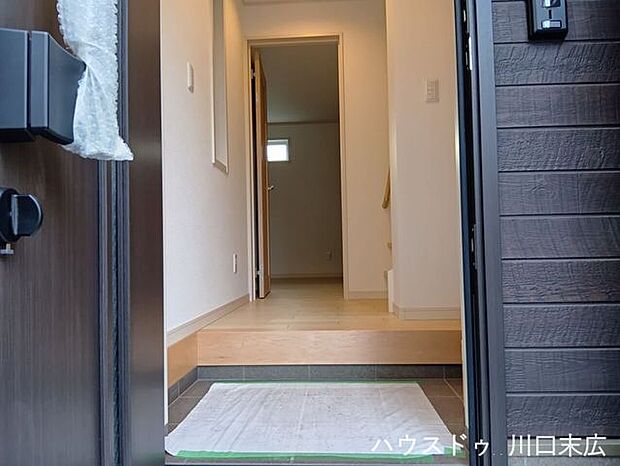 明るい木目のフローリングが印象的な玄関ホール。帰宅した家族や訪れるゲストを温かく迎え入れ、住まいの上質さを感じさせる空間です。