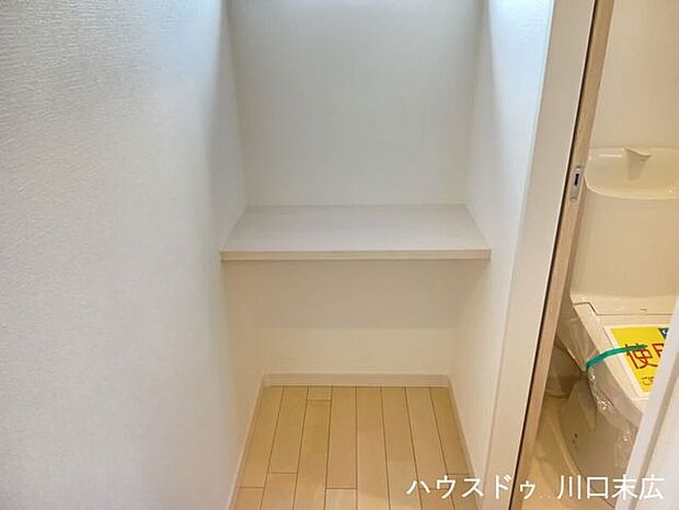 トイレ横には実用的な収納棚を設置。トイレットペーパーのストックや掃除用品を目立たず収納でき、空間を美しく保てます。