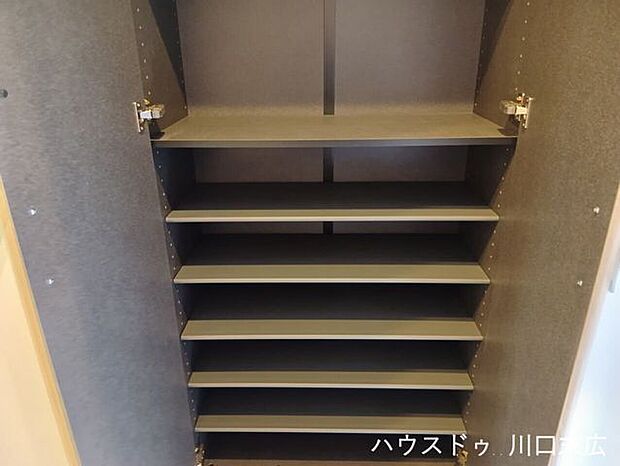 玄関には可動棚を備えたシューズボックスを完備。高さのあるブーツや靴のサイズに合わせて調整でき、エントランスをすっきりと保てます。