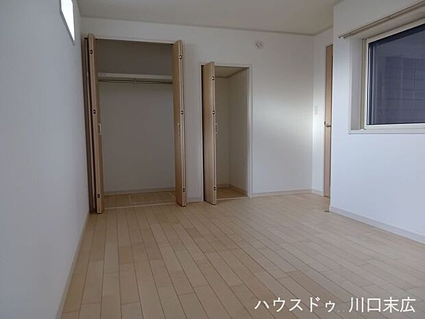 クローゼットを2箇所に備えた洋室は、衣類や荷物を分類して収納可能。居室部分を広く使い、すっきりとした空間で過ごせます。