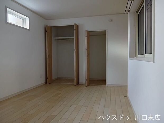 窓から自然光が差し込む明るい洋室。シンプルな内装はどんなインテリアとも相性が良く、好みの部屋作りを楽しめます。