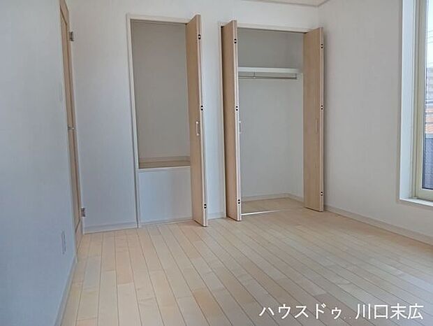 縦長の窓がスタイリッシュな印象を与える洋室。壁面のクローゼットを活用することで、家具の配置がしやすく居住空間を有効に使えます。