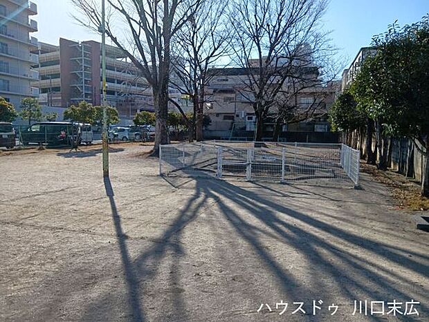 青木1丁目公園豊かな緑と広場が整備されており、毎日のお子様の遊び場やリフレッシュの場として重宝します。一時避難広場にも指定されているため、万が一の災害時にも安心です。(24時間開放) 210m