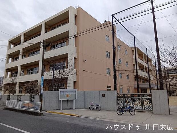 川口市立青木中央小学校閑静な住宅街に位置しており、地域の目も行き届きやすいため治安が良く安心です。落ち着いた環境で、お子様が勉強や部活動にのびのびと打ち込める子育て世帯に嬉しい立地です。 770m