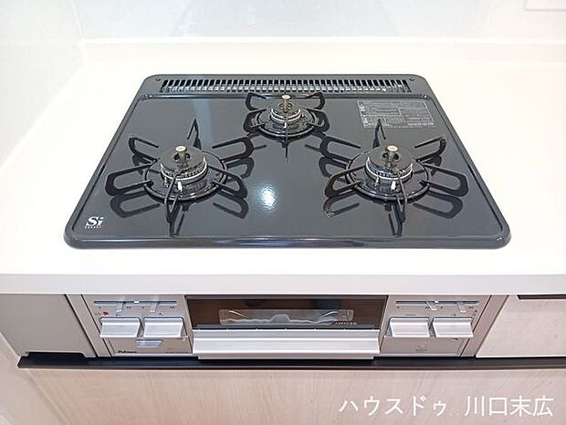 複数のお料理を同時に進行できる3口ガスコンロを搭載しています。お手入れがしやすい天板を採用しており、キッチンを清潔に保つことができます。
