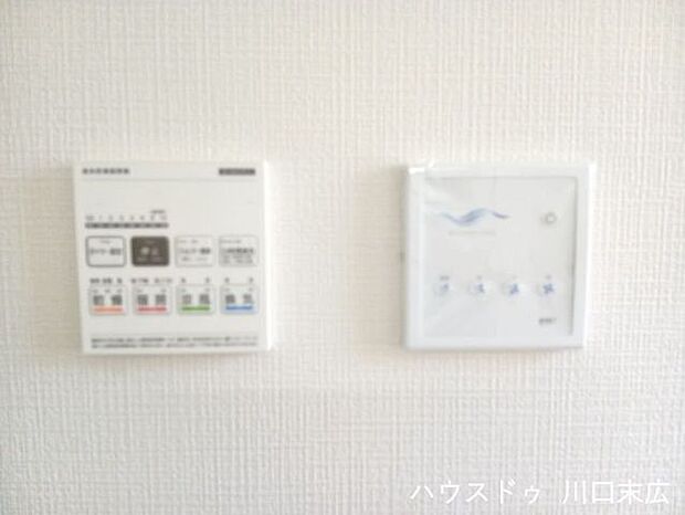 天候に左右されずに洗濯物を乾かせる浴室換気乾燥暖房機を備えています。湿気対策やカビ防止にも役立ち、バスルームを快適な状態に保つ機能的な設備です。
