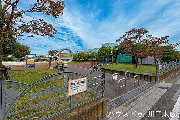 朝日中央公園 広々とした敷地に遊具やベンチが整い、子どもから大人までのびのび過ごせる公園。散歩や子どもの外遊びにちょうど良い、地域の憩いの場です。 220m