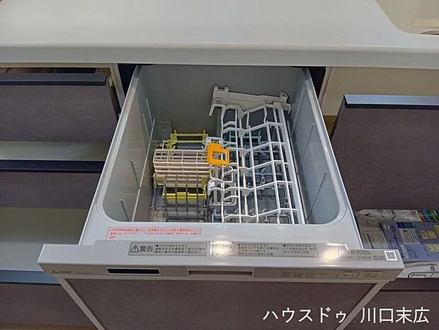 毎日の家事負担を軽減する食器洗乾燥機を完備。手洗いに比べ節水効果も高く、食後のひとときをゆったりと過ごすためのゆとりを生み出す、現代に欠かせない設備です。