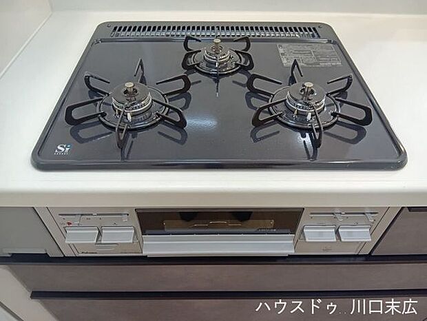 お手入れのしやすいフラットトップの3口ガスコンロ。温度調節機能やタイマーを備え、効率的かつ安全な調理をサポートする、機能美を追求したキッチン設備です。