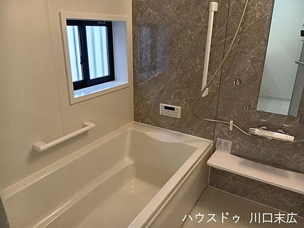 浴室内の各所に設置された手すり。入浴時の立ち座りを安全にサポートするとともに、窓を設けることで閉塞感を抑えた、家族全員が安心して寛げる空間となっています。