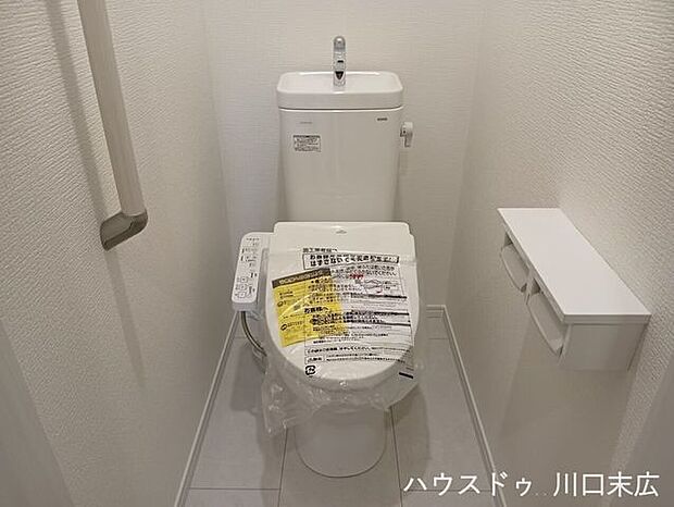 清潔感溢れる白を基調としたレストルーム。節水型のシャワートイレを完備し、日々のお手入れを容易にするスタイリッシュなデザインが、心地よいプライベート空間を演出します。