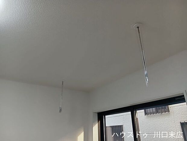 天井に設置された着脱式の室内物干し金物。天候や時間帯を気にせず洗濯物を干すことができ、使用しない時は取り外して空間をすっきり保てる、暮らしに寄り添う設備です。