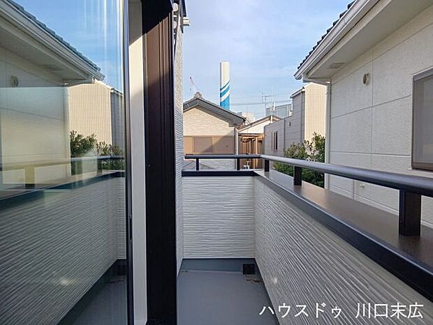 外部からの視線を遮る高めの手すり壁を採用したバルコニー。プライバシーを守りながら外気を感じられる設計で、都市生活の中に安らぎの空間を提供します。