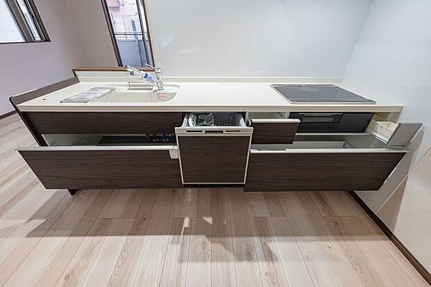 家事の負担を軽減する食器洗い乾燥機を完備。スライド式収納は奥の物まで取り出しやすく、キッチンワークを快適にサポートします。