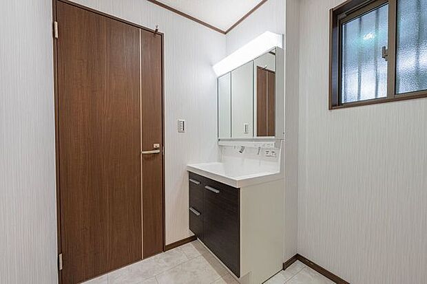 身支度をスムーズにする三面鏡付き洗面化粧台。継ぎ目のないボウル一体型カウンターは、日々のお手入れも拭くだけで完了します。