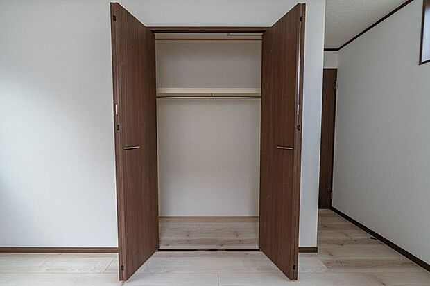 ハンガーパイプと枕棚を備えたクローゼット。衣類を吊るして収納できるためシワになりにくく、上部にはバッグなども収まります。