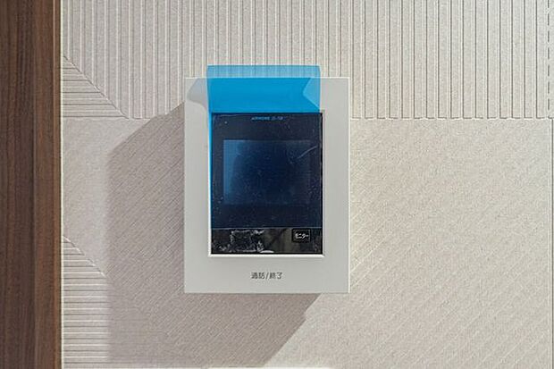 来訪者の顔を確認できるモニター付きインターホン。セキュリティ面での安心感を高め、日々の生活を守る必須アイテムです。