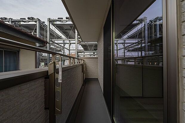 洗濯物を干すのに十分な奥行きを確保したバルコニー。手摺壁が高めに設計されており、外部からの視線を遮るプライバシー配慮も魅力です。