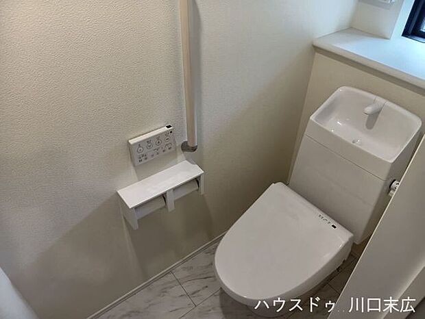 快適に使用できる温水洗浄便座付きトイレ。手洗い器が独立したタンク一体型で、省スペースながらも使い勝手の良い設計です。