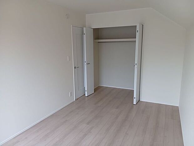 クローゼットは枕棚とハンガーパイプを標準装備。丈の長いコートやワンピースも皺にならずに美しく収納可能です。