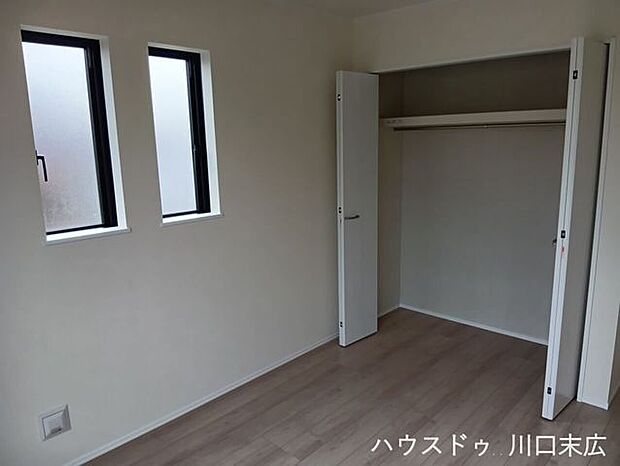 2面採光の窓を備えた洋室。風通しを確保し、心地よい空気の中で過ごせる居室は、寝室や子供部屋としても快適です。