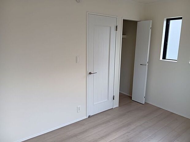 建具とフローリングの色味が調和した落ち着きのある洋室。飽きのこないシンプルなデザインが、長く愛せる住まいを実現します。