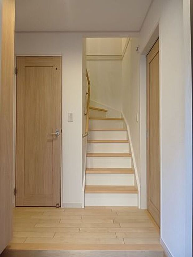 上階へと続く階段を配した、ゆとりある玄関ホール。手すりが設置されているため、小さなお子様やご高齢の方でも安心して移動できます。