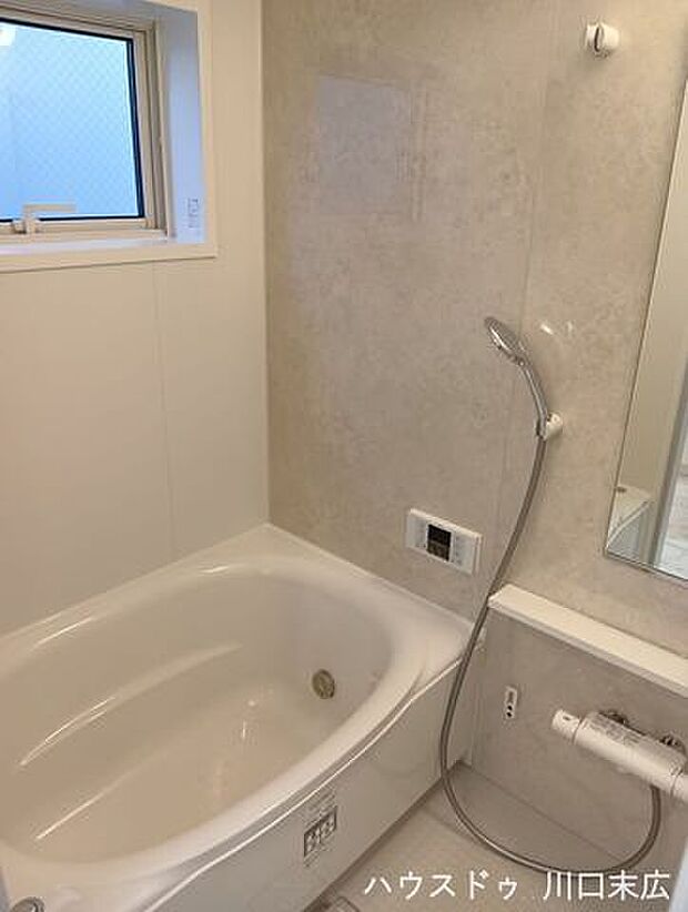 落ち着いたアクセントパネルが癒やしを演出するバスルーム。ゆったりとした浴槽で一日の疲れを解きほぐし、心身ともにリラックスできる空間です。