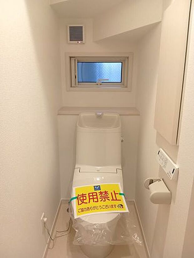 快適な温水洗浄便座を備えたトイレ。小窓による換気も可能で、清潔感のあるホワイト基調の空間が落ち着きをもたらします。