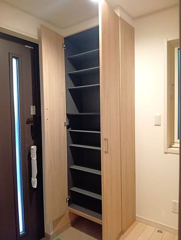 お出かけ前の身だしなみチェックに便利な鏡付きシューズボックス。天井近くまであるトールタイプで、家族全員の靴をたっぷりと収納できます。