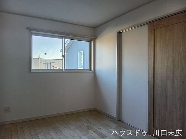 2面採光で風通しの良い洋室。引き戸を開放すれば隣接する空間と一体的に利用でき、ライフスタイルに合わせて柔軟に使い分けられます。