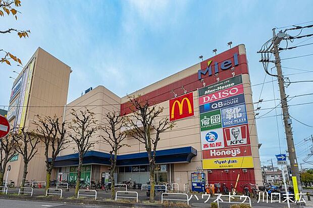 ミエルかわぐち 10:00〜21:00営業。24時間利用できる駐車場もあり、日用品から家電・ファッションまで専門店が充実。毎日の買い物や用事が一か所で済む便利なショッピングセンターです。 1100m