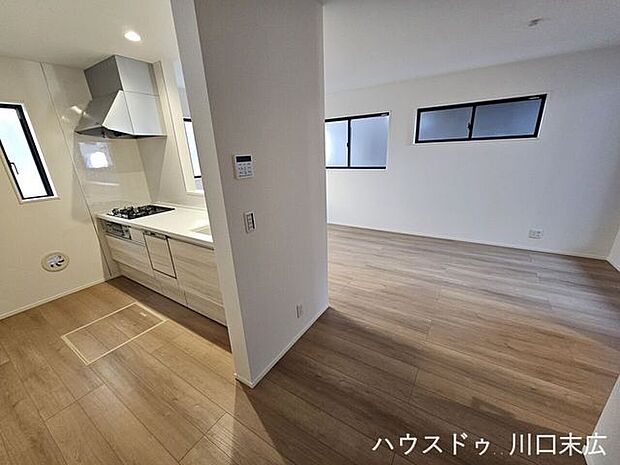 キッチンとダイニングの動線がスムーズな設計。家事をしながらでもリビングにいる家族とコミュニケーションが取りやすく、一体感のある空間です。