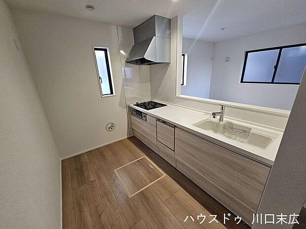 調理器具や調味料を整理しやすい収納を備えたシステムキッチン。3口コンロやレンジフードなど、機能的な設備が毎日の料理を快適にサポートします。