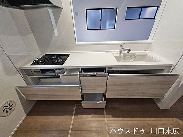 家事の時間を短縮し、手荒れも防ぐ食器洗乾燥機を搭載。スライド式収納は奥の物まで取り出しやすく、キッチンスペースを有効に活用できます。