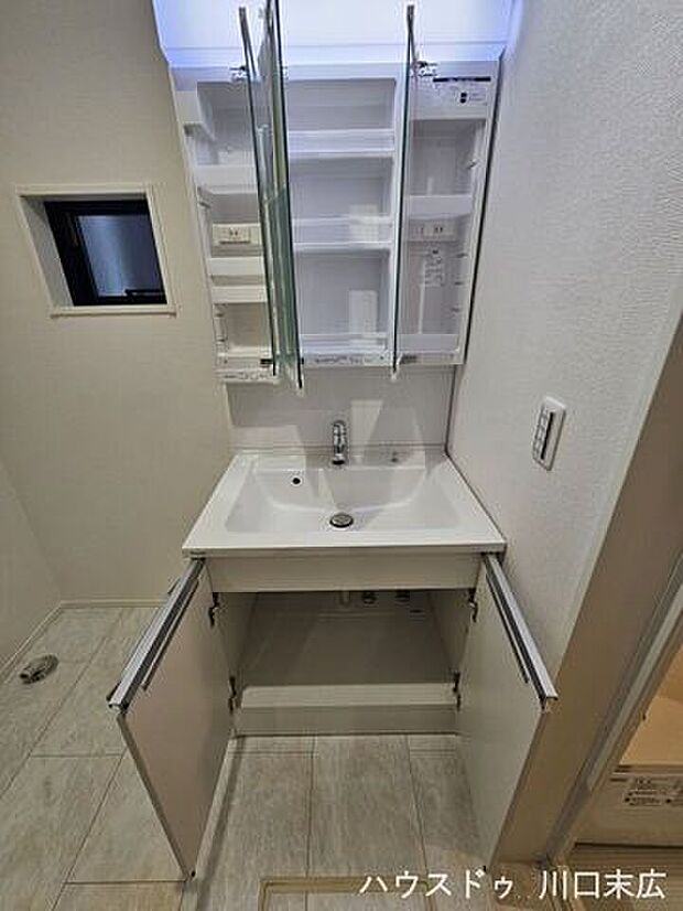 三面鏡の裏側は全収納となっており、歯ブラシや化粧品などをすっきりと整理可能。足元の収納スペースには背の高い洗剤ストックなども収まります。