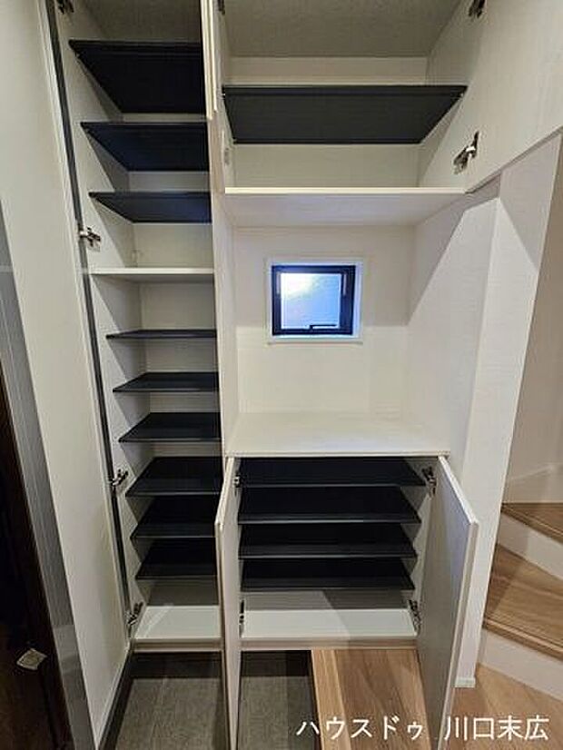 玄関にはトールタイプのシューズボックスを設置。可動棚仕様でブーツなども収納でき、散らかりがちな玄関周りをすっきりと整頓できます。