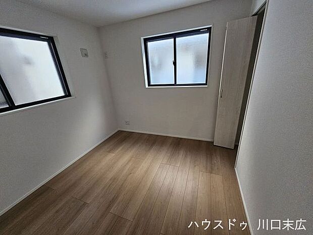 2面に窓を配し、通風に配慮された洋室。独立した個室として、書斎や趣味の部屋、あるいは収納スペースとしてもフレキシブルに利用可能です。