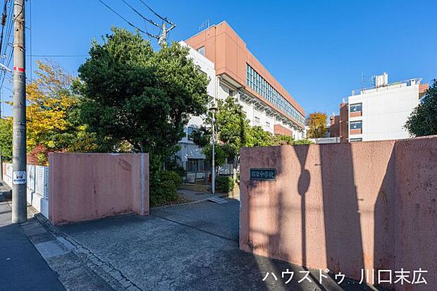 川口市立領家中学校「自主自立」の精神を養い、社会性を育む教育に注力。活発な部活動や地域交流を通じて、お子様の可能性を広げる環境が整っています。落ち着いた学び舎が身近にある安心感が、ゆとりある子育て…