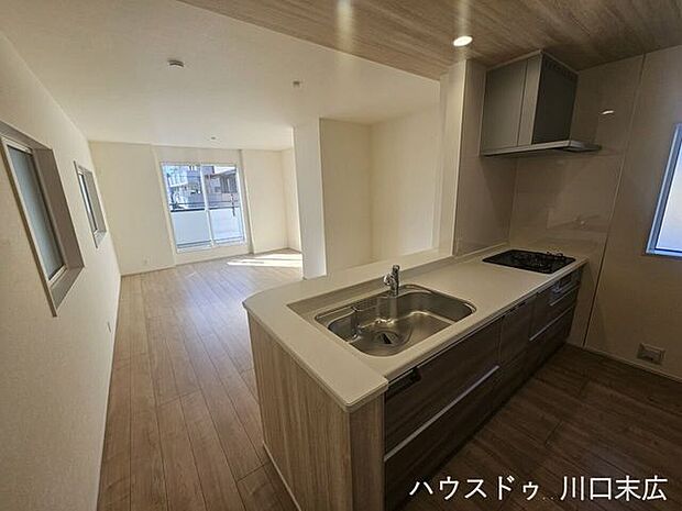 リビング全体を見渡せる対面式キッチン。料理中も家族との会話が途切れず、小さなお子様の様子も見守れる安心の配置です。