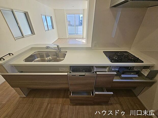 家事の時短に貢献する食器洗浄乾燥機や、同時調理が可能な3口コンロを搭載。機能的な設備が、毎日の食事作りを快適にサポートします。