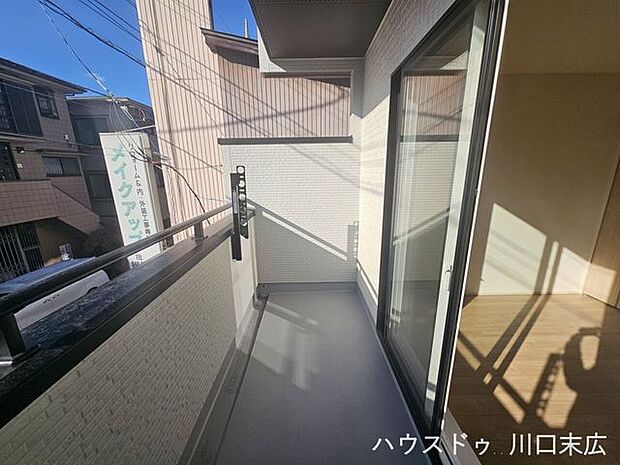 洗濯物を干すのに十分なスペースを確保したバルコニー。外の空気を感じながらリフレッシュしたり、ガーデニングを楽しんだりと、多目的に活用できます。