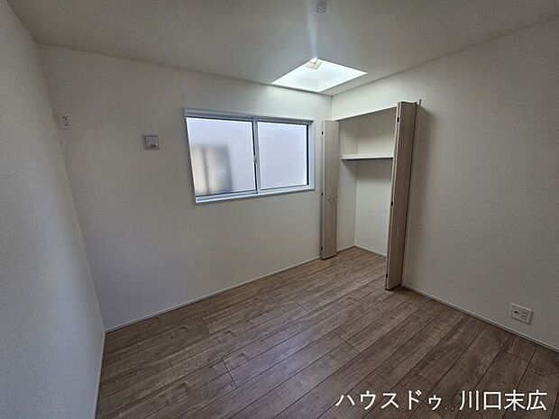 天窓(トップライト)から自然光が注ぐ、開放感あふれる洋室。空を切り取る窓がアクセントとなり、プライバシーを守りながら心地よい空間を演出します。