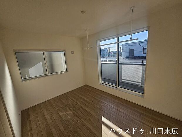 室内物干し金具を備えており、天候を気にせず洗濯物を干すことができます。バルコニーへの出入りもスムーズで、家事効率の良い動線が魅力です。