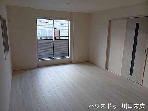 フローリングの質感が落ち着きをもたらすプライベート空間。壁面にはスライドドアを採用し、家具のレイアウトに干渉しにくい設計です。