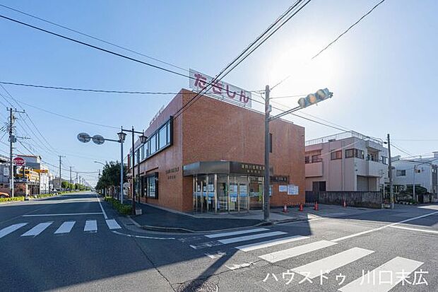 瀧野川信用金庫 弥平支店窓口9:00〜15:00営業。地域密着の金融機関として日々の入出金やローンの相談にも親身に対応。身近に信頼できる相談先がある環境は、将来を見据えた住まい探しにおいて大きな安…