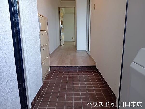 トールタイプの収納を備え、靴類をすっきりと整理可能。散らかりがちな玄関周りを整え、スムーズな外出と帰宅をサポートします。